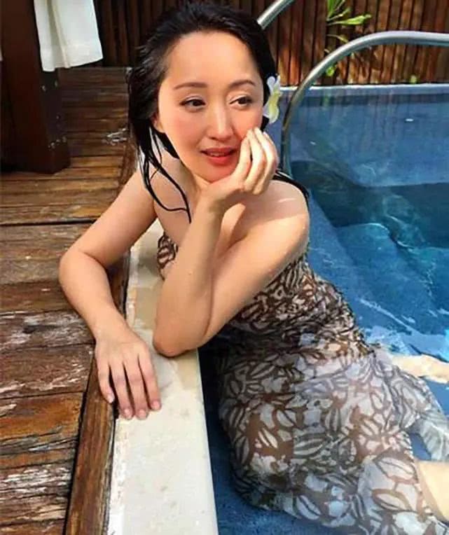 她與鄧麗君合稱「甜美歌后」，為7個男人打胎4次，追她的男人為她撞爆30多輛寶馬，如今她卻活成最美模樣！