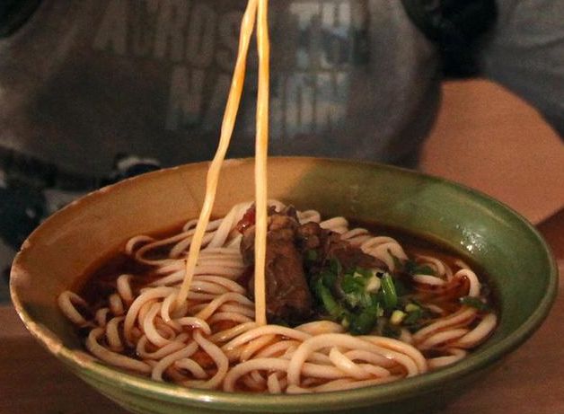  老太太每天只賣一百碗麵，老饕闖入廚房想要多吃一碗，沒想到發現「廚房裡的秘密」後，大家都吃不下了！