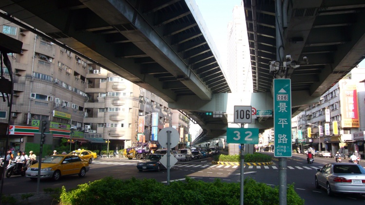 新北中和住起來根本地獄！她租屋嚇呆「街上狗屎菸蒂一堆」素質差得要命：髒亂爆！