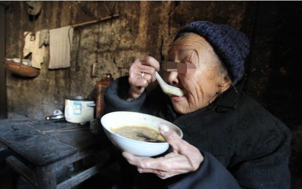  老太太每天只賣一百碗面，老饕闖入廚房想要多吃一碗，沒想到發現「廚房裡的秘密」後，大家都吃不下了！