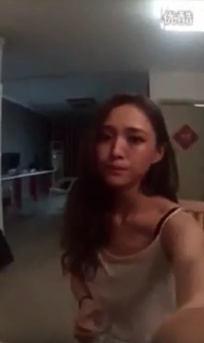  正妹深夜拍片 卻隱約覺得後方怪怪！鏡頭拍下「超可怕一幕」...嚇到狂罵髒話