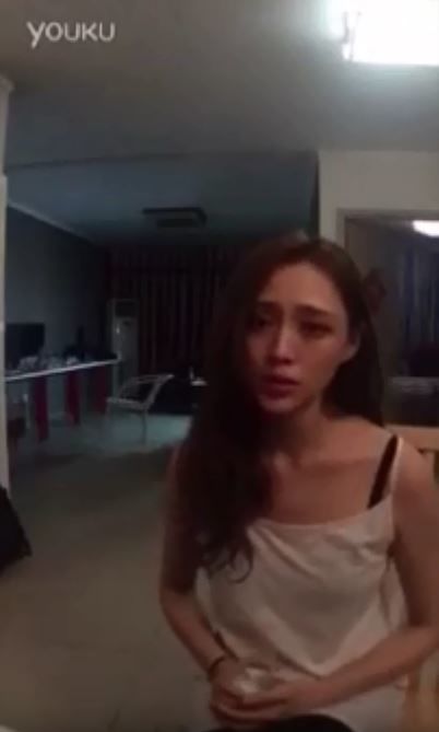  正妹深夜拍片 卻隱約覺得後方怪怪！鏡頭拍下「超可怕一幕」...嚇到狂罵髒話