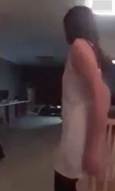  正妹深夜拍片 卻隱約覺得後方怪怪！鏡頭拍下「超可怕一幕」...嚇到狂罵髒話