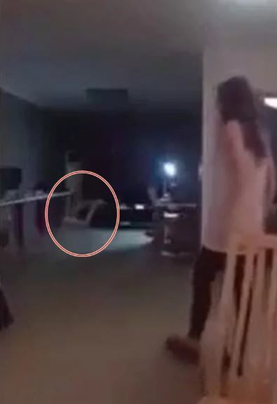  正妹深夜拍片 卻隱約覺得後方怪怪！鏡頭拍下「超可怕一幕」...嚇到狂罵髒話