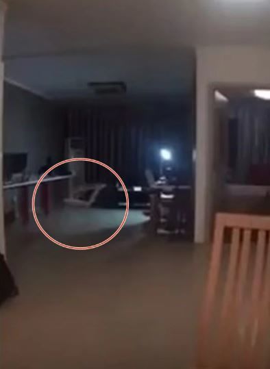  正妹深夜拍片 卻隱約覺得後方怪怪！鏡頭拍下「超可怕一幕」...嚇到狂罵髒話