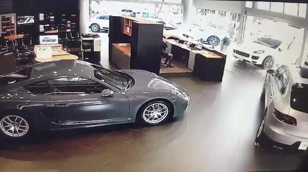 付200萬訂金收到不一樣的車！　保時捷車主「怒撞展示間」砸店