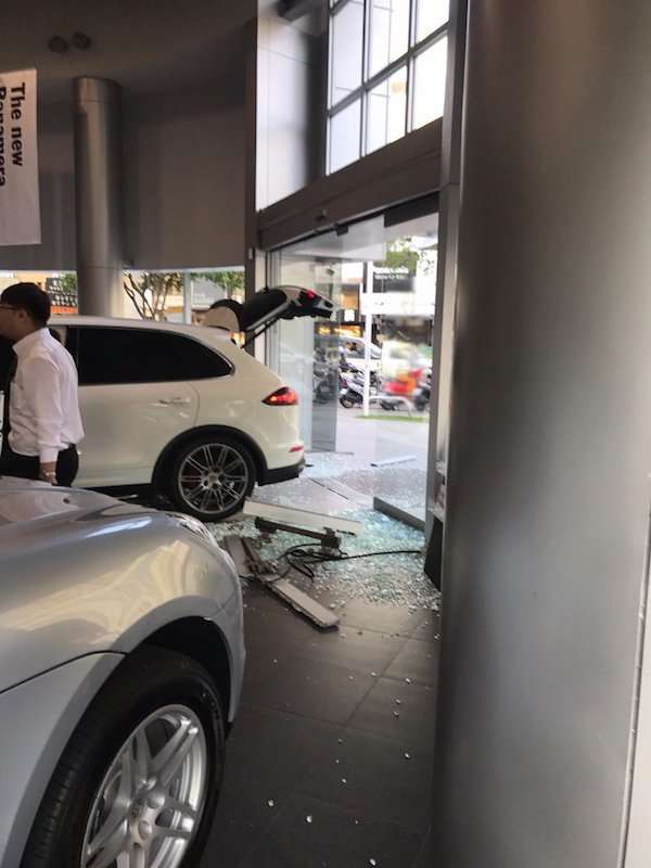 付200萬訂金收到不一樣的車！　保時捷車主「怒撞展示間」砸店
