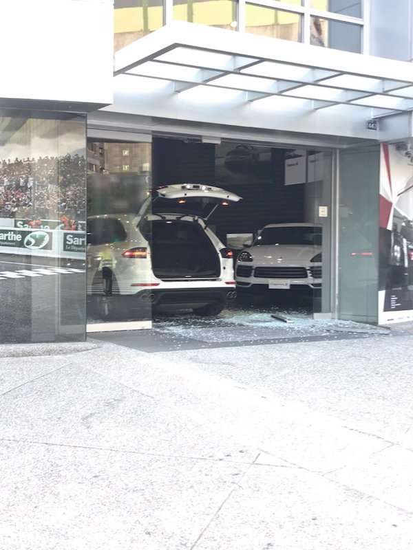 付200萬訂金收到不一樣的車！　保時捷車主「怒撞展示間」砸店
