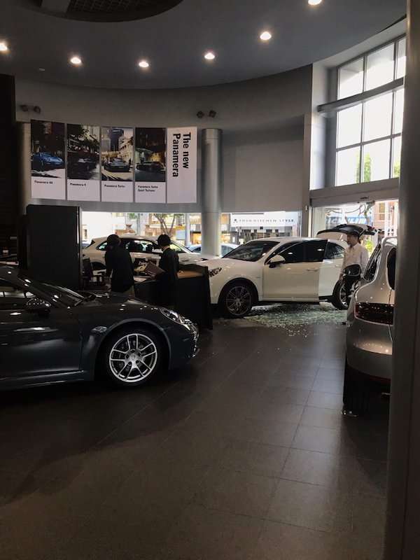 付200萬訂金收到不一樣的車！　保時捷車主「怒撞展示間」砸店