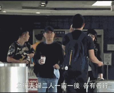 梁朝偉劉嘉玲現機場全程零交流，臨近車門時，男方一個「嫺熟舉動」證明是真愛！超暖心！