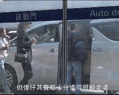 梁朝偉劉嘉玲現機場全程零交流，臨近車門時，男方一個「嫺熟舉動」證明是真愛！超暖心！