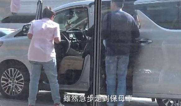 梁朝偉劉嘉玲現機場全程零交流，臨近車門時，男方一個「嫺熟舉動」證明是真愛！超暖心！