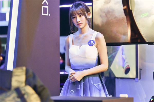 網友在台北電玩展捕獲「超高顏值SG」推爆表特版，網友神出臉書美照表示「周子瑜fu~」！