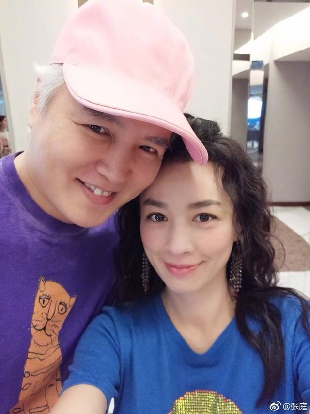 張庭送孩子上學，老公竟被老師當成女兒爺爺！張庭反應絕了！