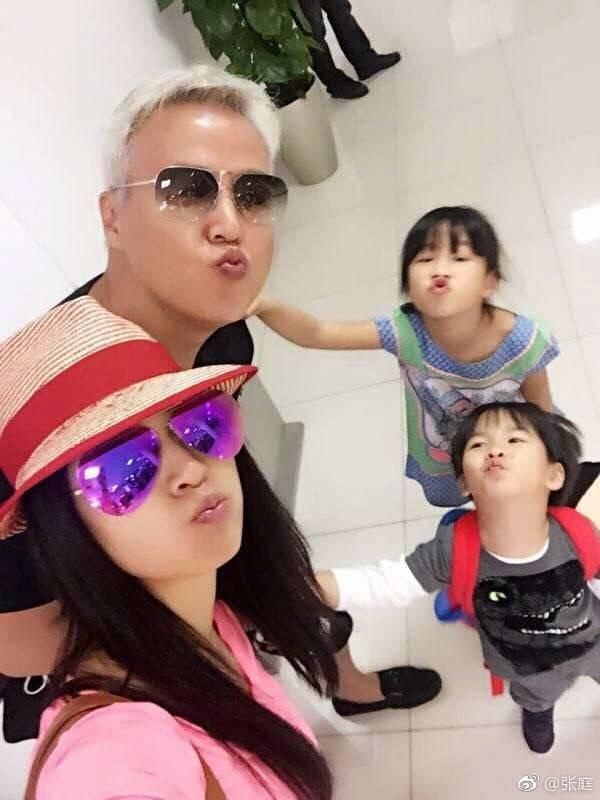 張庭送孩子上學，老公竟被老師當成女兒爺爺！張庭反應絕了！