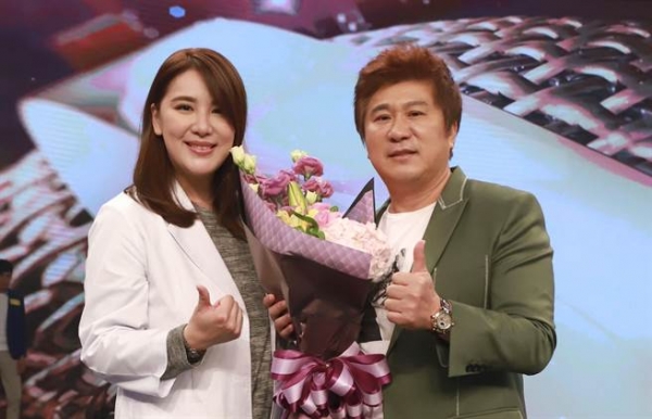 小禎暴瘦「秀出水蛇腰」現身姊妹聚會！結果網友焦點「全放在佩甄臉上」：天啊大走鍾！