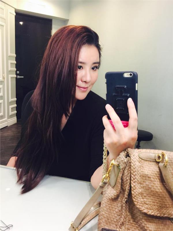 小禎暴瘦「秀出水蛇腰」現身姊妹聚會！結果網友焦點「全放在佩甄臉上」：天啊大走鍾！