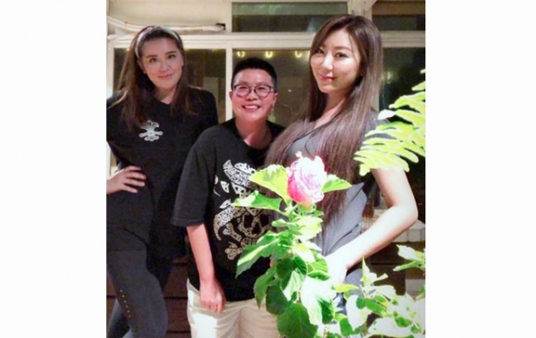 小禎暴瘦「秀出水蛇腰」現身姊妹聚會！結果網友焦點「全放在佩甄臉上」：天啊大走鍾！