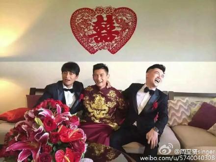 已經悄悄結婚？陳志朋抱三歲小孩逛街，網友狂猜是他兒子！