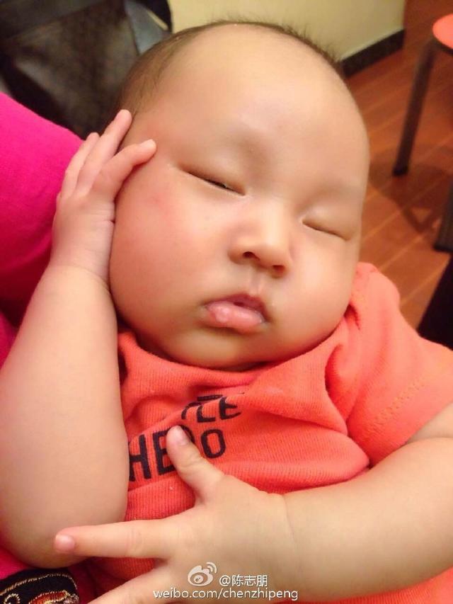已經悄悄結婚？陳志朋抱三歲小孩逛街，網友狂猜是他兒子！