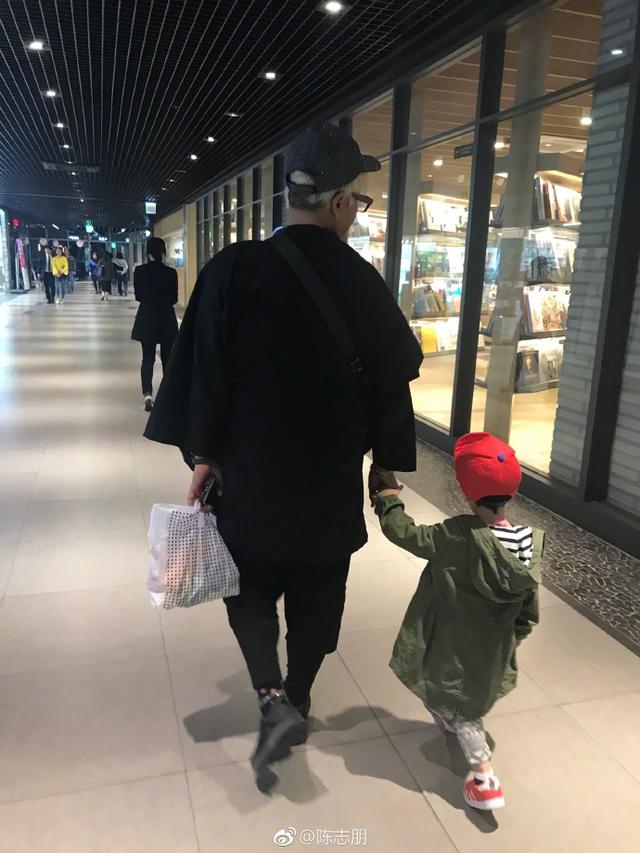 已經悄悄結婚？陳志朋抱三歲小孩逛街，網友狂猜是他兒子！