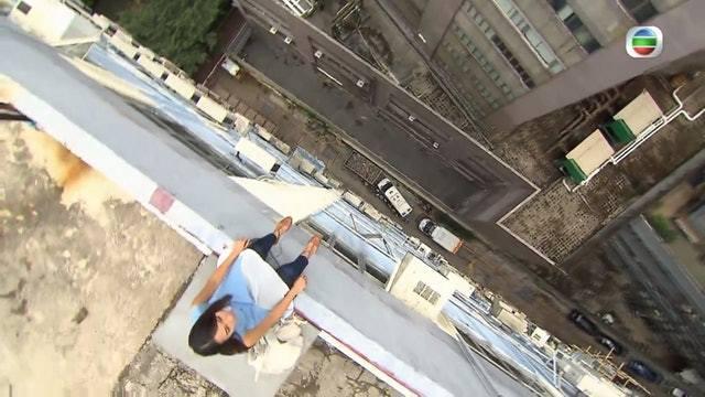 TVB甘草演員有多苦？跑樓梯滾傷、被蟲子咬、被臭垃圾扔都不吭聲