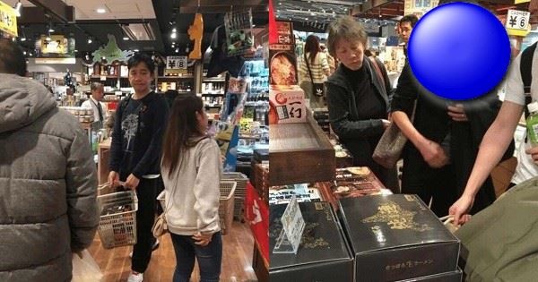 超市偶遇到梁朝偉劉嘉玲夫婦，網友：劉嘉玲的差別太大了，盡顯出老態！