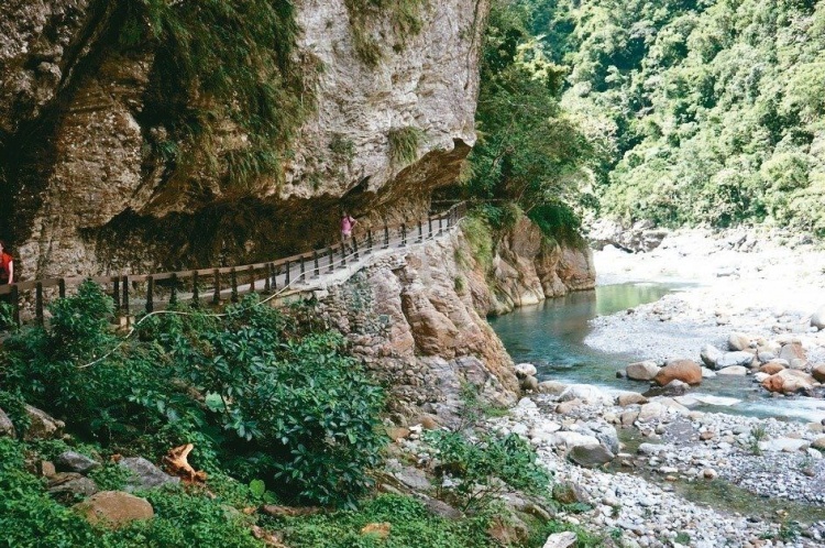 北歐旅遊業者來台驚呼「東部景觀超像挪威」！網友幽默反諷：建議來墾丁體驗物價像瑞士