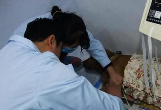 母狗被剖腹偷子，強忍痛楚逃回家，只為見主人最後一面 