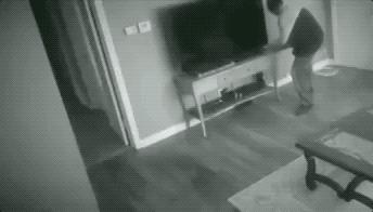 監拍：淩晨1點 女孩房內驚險一幕