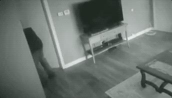 監拍：淩晨1點 女孩房內驚險一幕