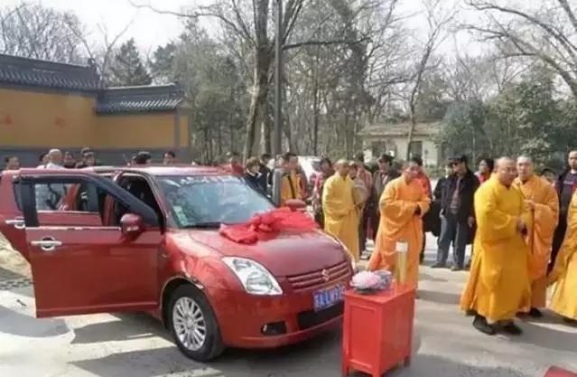 看到路上綁紅布條的新車，為什麼老司機都會主動避讓？ 