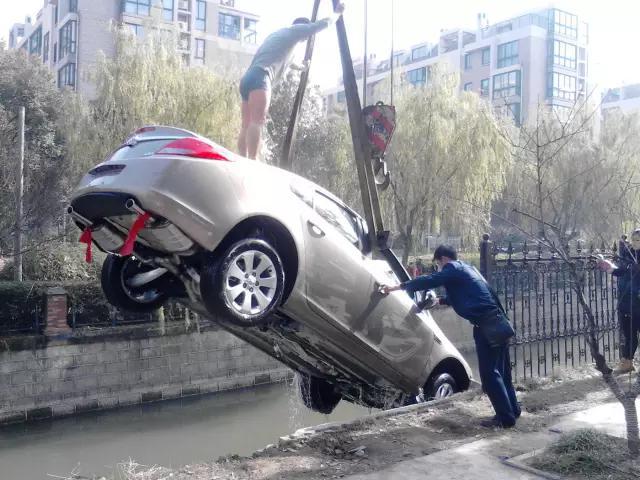 看到路上綁紅布條的新車，為什麼老司機都會主動避讓？ 