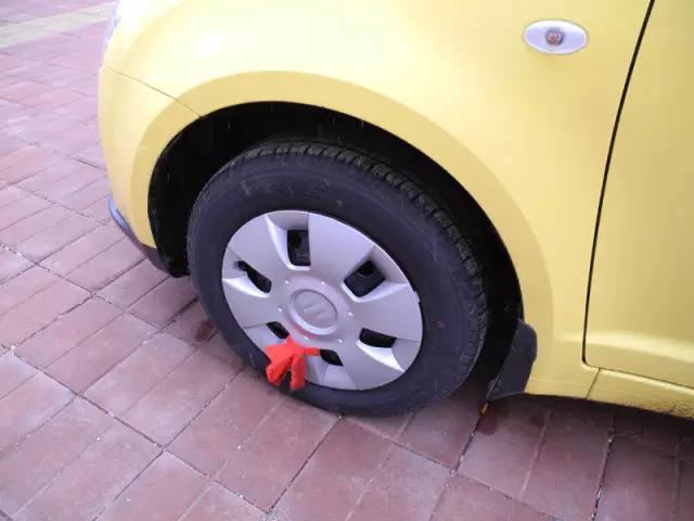 看到路上綁紅布條的新車，為什麼老司機都會主動避讓？ 