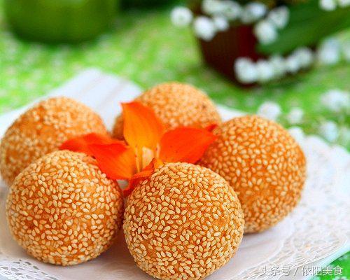 圓滾滾的多款「麻團」，口味焦脆、油甜、麻仁香濃，要趁熱吃