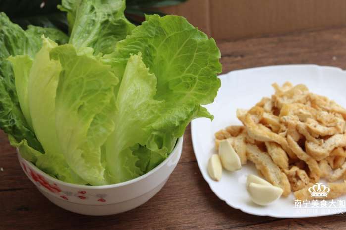 這道家常菜雖沒放肉, 可比肉還好吃, 吃上一盤, 刮油吃飽兩不誤!
