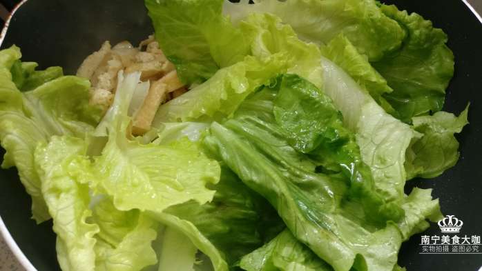 這道家常菜雖沒放肉, 可比肉還好吃, 吃上一盤, 刮油吃飽兩不誤!