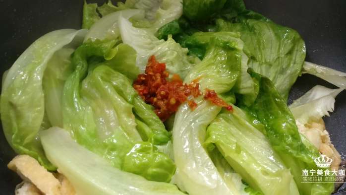 這道家常菜雖沒放肉, 可比肉還好吃, 吃上一盤, 刮油吃飽兩不誤!