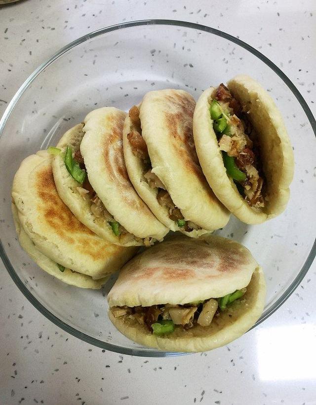 「美食」家庭版肉夾饃做法，外酥裡嫩，鮮嫩多汁，比外賣好吃10倍