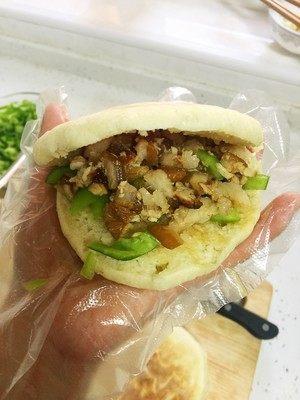 「美食」家庭版肉夾饃做法，外酥裡嫩，鮮嫩多汁，比外賣好吃10倍