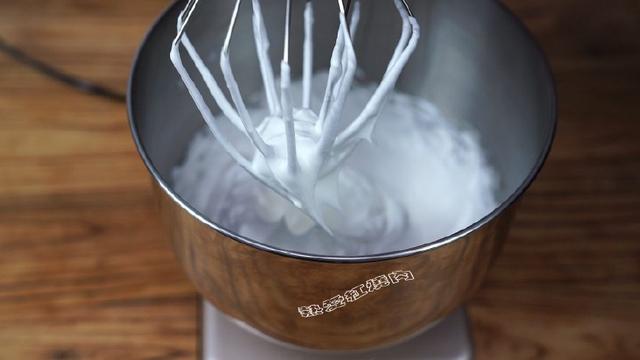 用這個方法做蛋糕一次就成功，而且做好的蛋糕不塌不裂組織均勻