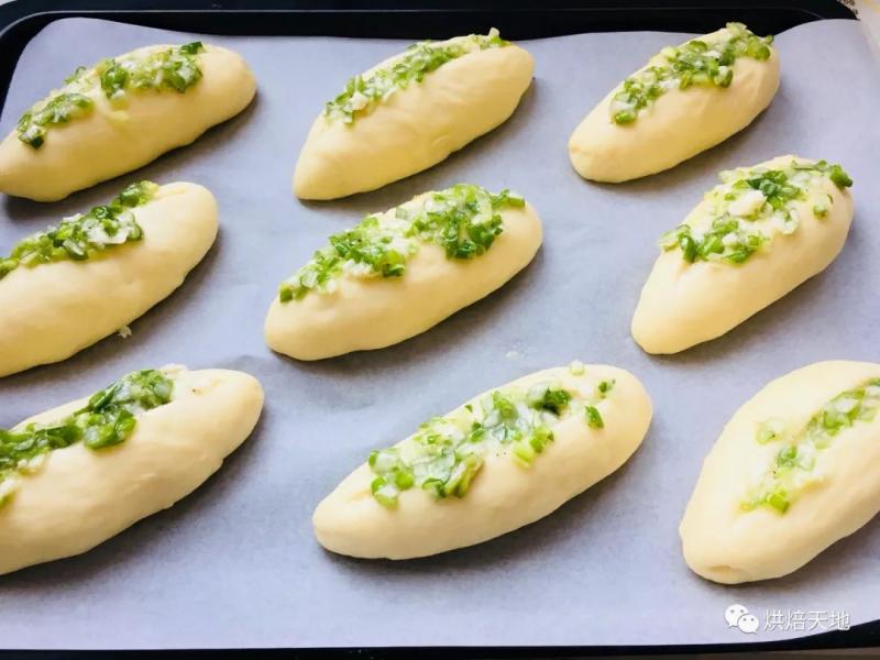 熒幕擋不住的好滋味！松軟可口的青蔥軟麵包