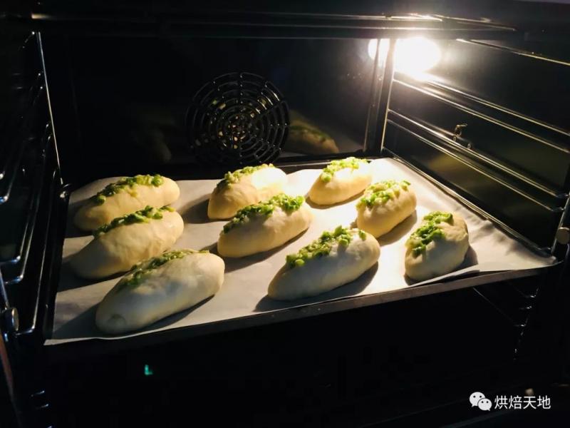 熒幕擋不住的好滋味！松軟可口的青蔥軟麵包