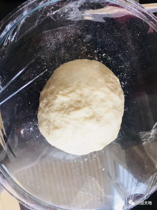 熒幕擋不住的好滋味！松軟可口的青蔥軟麵包