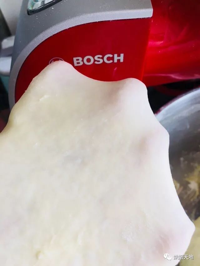 熒幕擋不住的好滋味！松軟可口的青蔥軟麵包