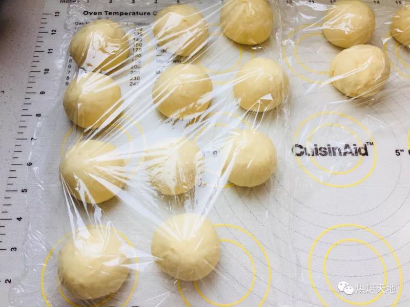 熒幕擋不住的好滋味！松軟可口的青蔥軟麵包
