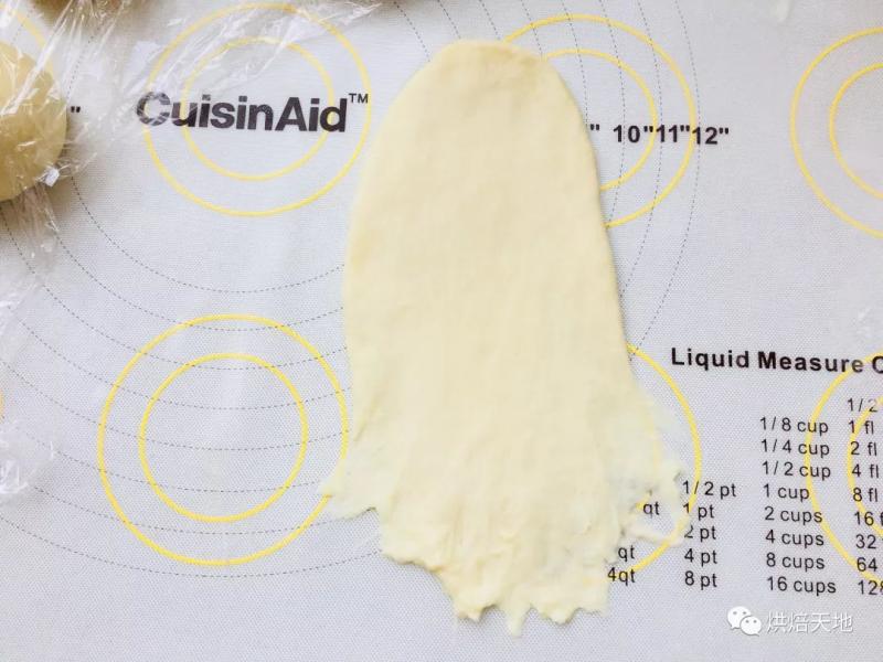 熒幕擋不住的好滋味！松軟可口的青蔥軟麵包