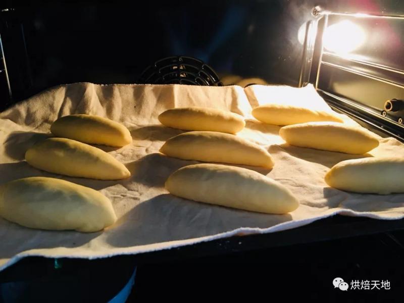 熒幕擋不住的好滋味！松軟可口的青蔥軟麵包