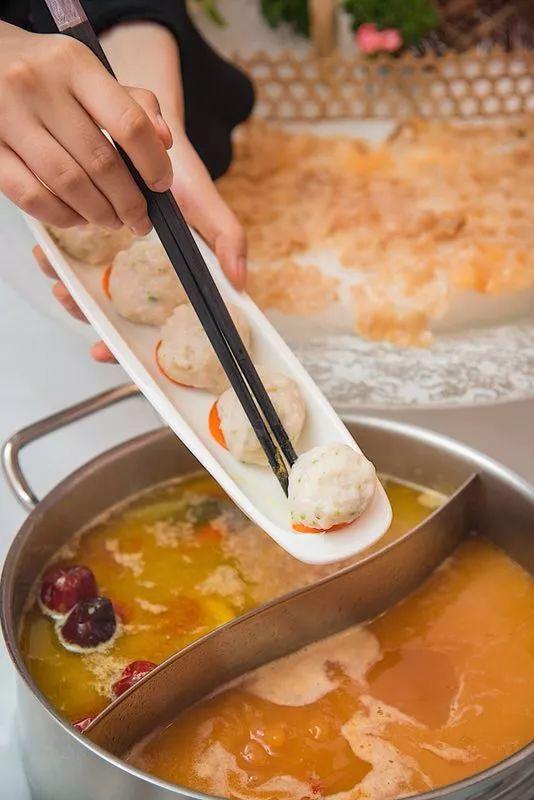 范冰冰超愛的外灘露台火鍋，我們花1W+滾了遍菜單