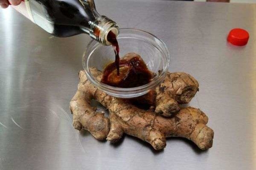 名廚教你燜煮「豬腳醋」的秘訣：加上它夠入味，而且骨、肉不分離！和黑醋一起熬煮，好吃不油膩！